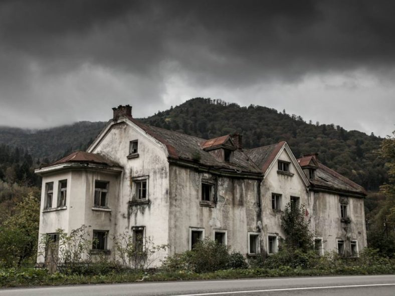Rumah Terkutuk