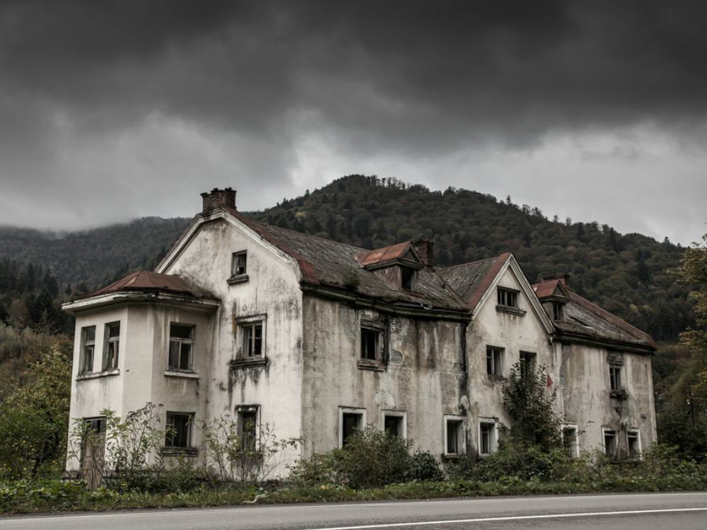 Rumah Terkutuk