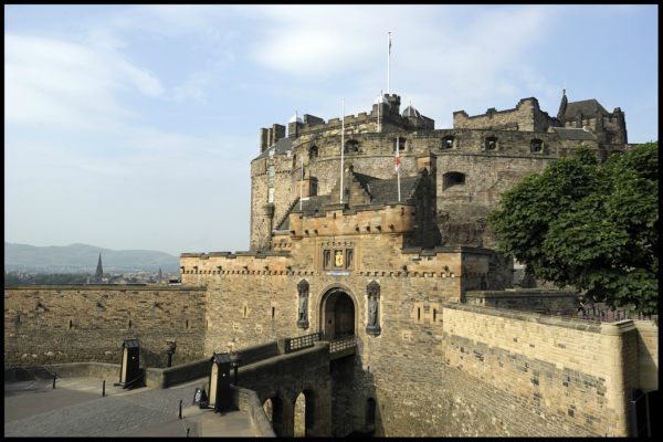 Menyusuri Kastil Edinburgh dan Legenda Hantu Skotlandia